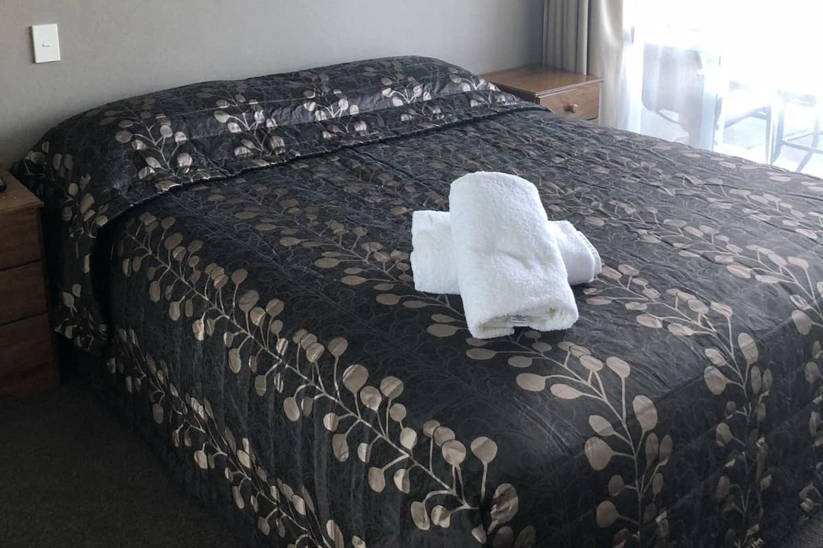 Escritorio, tabla de planchar con plancha, wifi gratis y ropa de cama