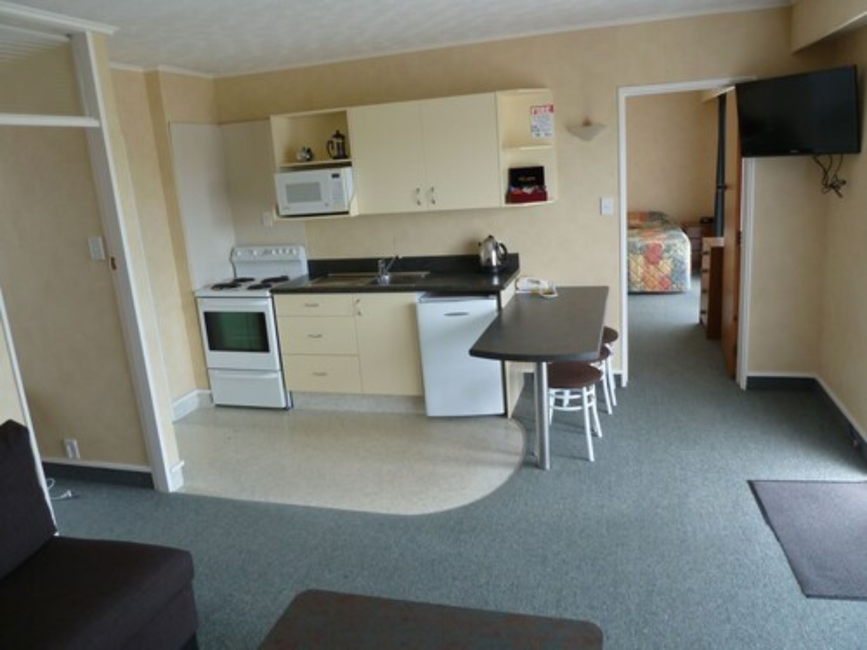 Private kitchen | Fridge, microwave, coffee/tea maker, electric kettle