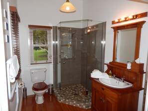 Dusche, kostenlose Toilettenartikel, Haartrockner, Bademäntel
