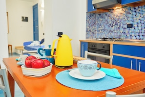 Familie appartement, 1 slaapkamer | Privékeuken | Een koelkast met diepvriezer, een kookplaat