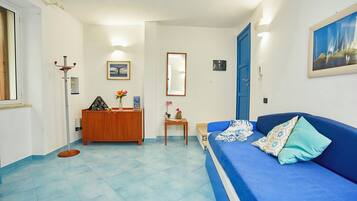 Familieleilighet, 1 soverom | Oppholdsområde | En 32-tommers LED-TV med Parabol-TV samt TV og DVD-spiller