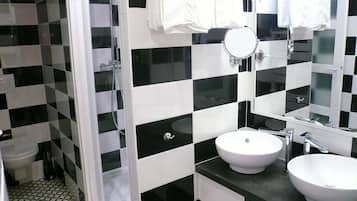 Combined shower/bathtub, hair dryer, towels