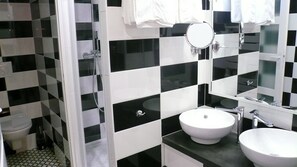 Ensemble douche/baignoire, sèche-cheveux, serviettes fournies