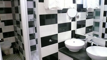 Combined shower/tub, hair dryer, towels