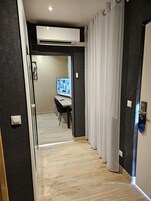 Caja de seguridad en la habitación, muebles diferentes y escritorio