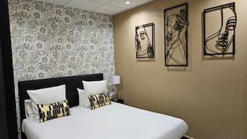Suite Luxe, 2 chambres | Coffres-forts dans les chambres, ameublement personnalisé, bureau