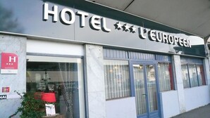 A hotel facade with the name "HOTEL L'EUROPEEN" prominently displayed. - Hôtel L'Européen (Tarbes)