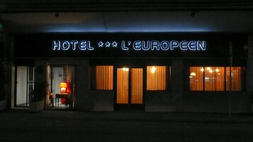 Fachada de la propiedad por la tarde o noche