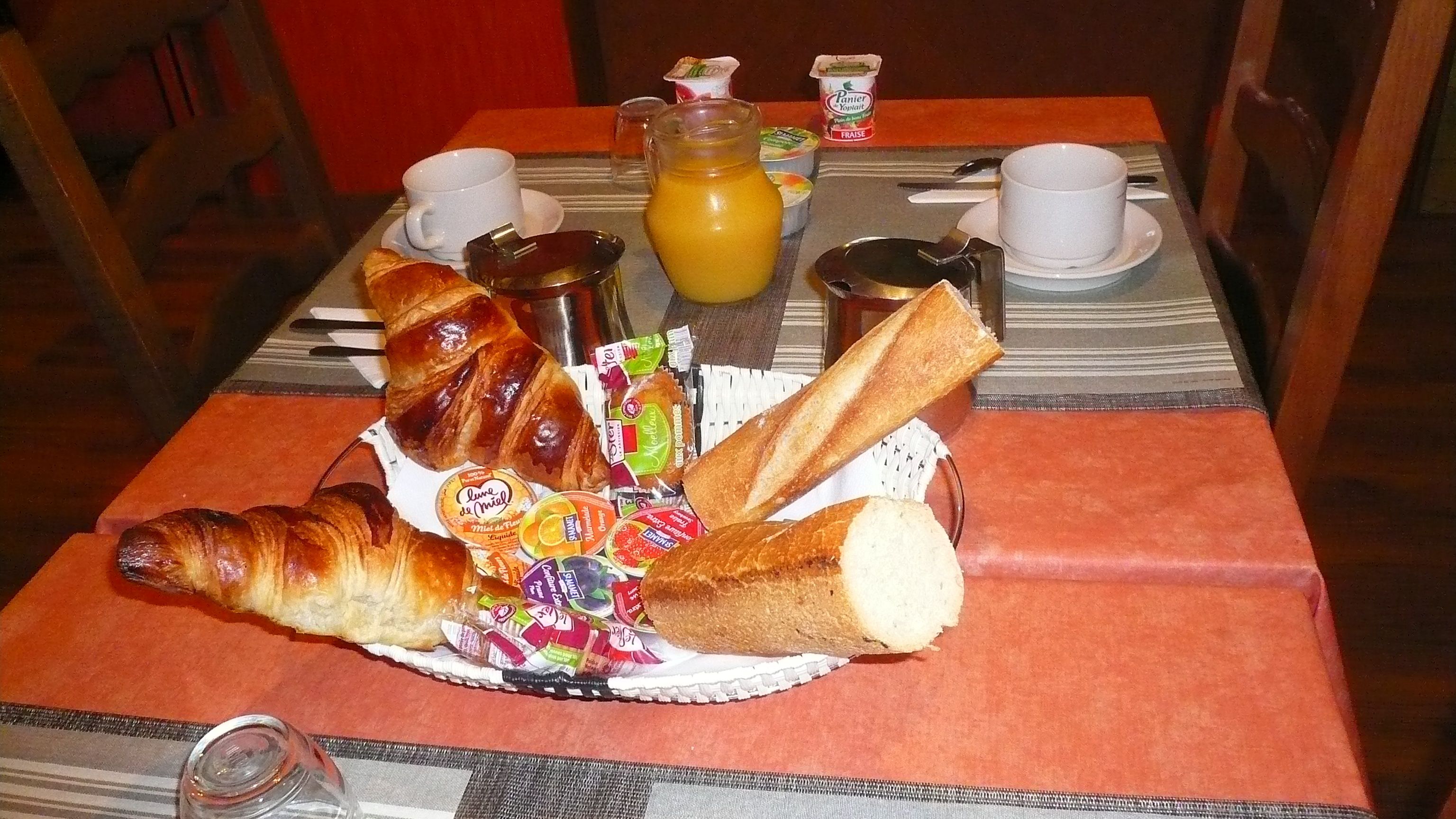 Daily continental breakfast (EUR 13 per person)
