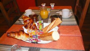 Daily continental breakfast (EUR 13 per person)