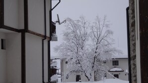 Una calle cubierta de nieve con edificios a ambos lados.