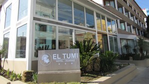 A modern hotel building with a sign reading "EL TUMI HOTEL - HUARAZ". - El Tumi (Huaraz)