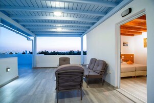 华丽双人房或双床房, 1 间卧室, 无烟房, 外廊 (Third Floor, Panoramic Sea View) | 起居区 | 32-英寸纯平电视 （配备有线频道）、LED 电视