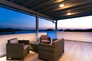 华丽双人房或双床房, 1 间卧室, 无烟房, 外廊 (Third Floor, Panoramic Sea View) | 起居区 | 32-英寸纯平电视 （配备有线频道）、LED 电视