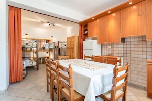 Standard-Apartment, 3 Schlafzimmer, Nichtraucher, Kühlschrank (First Floor, 7-9 adults) | Individuell dekoriert, individuell eingerichtet, kostenloses WLAN