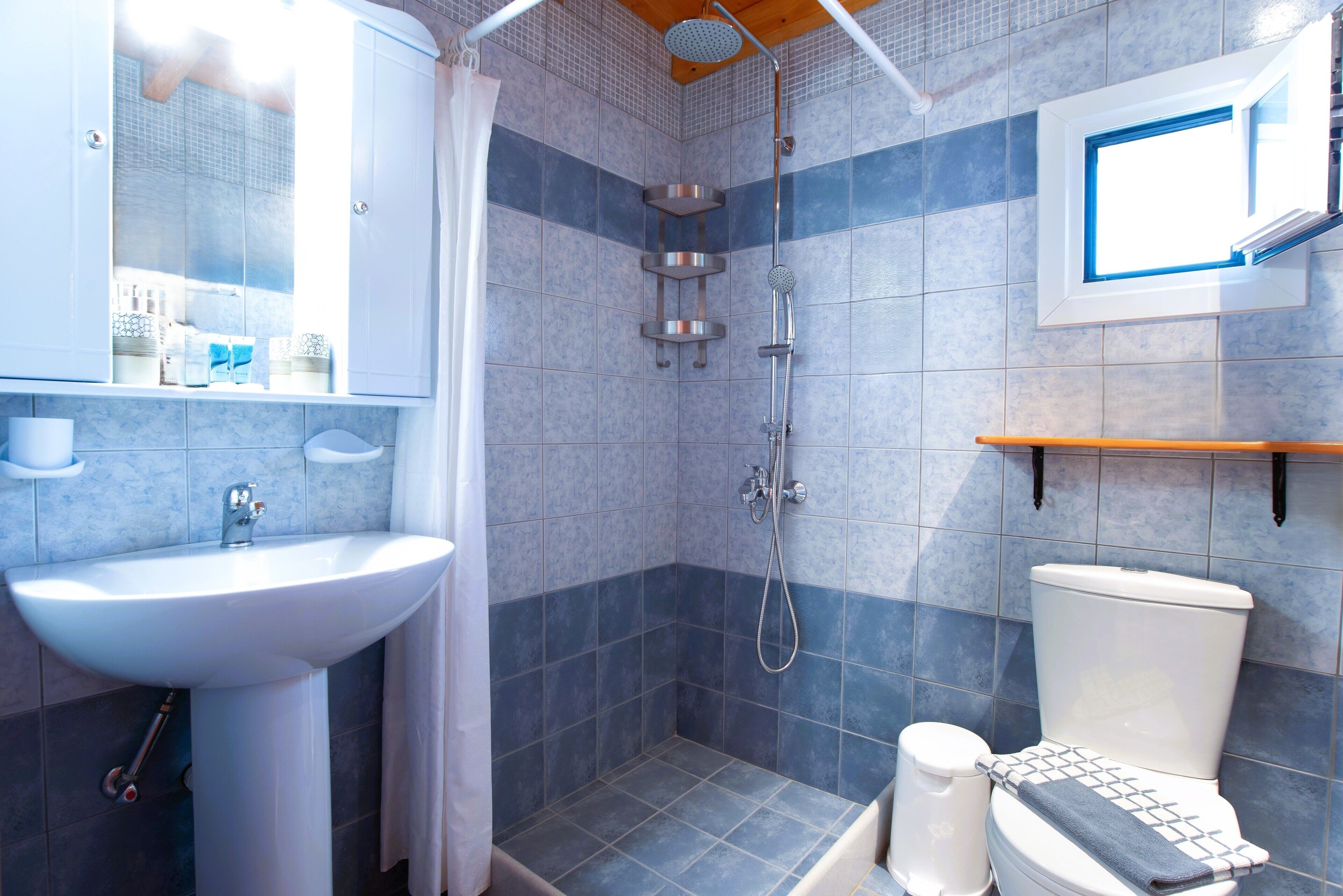 Ein Badezimmer mit Waschbecken, Toilette, Dusche und Spiegel.