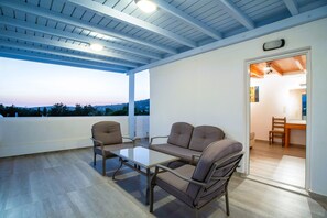 ห้องดีลักซ์ดับเบิลหรือทวิน, 1 ห้องนอน, ปลอดบุหรี่, ระเบียง (Third Floor, Panoramic Sea View) | ห้องพักตกแต่งอย่างมีเอกลักษณ์, ตกแต่งพิเศษโดยเฉพาะ, Wi-Fi ฟรี