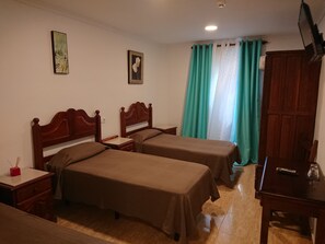 In-room safe, soundproofing, rollaway beds, free WiFi - Hotel Manantiales (Torremolinos)