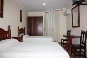 Triple Room | In-room safe, soundproofing, rollaway beds, free WiFi - Hotel Manantiales (Torremolinos)
