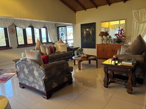Lobby sitting area - Le Blue Guesthouse (Gqeberha (Port Elizabeth))