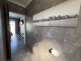 Lúxusherbergi | Baðherbergi | Sturta, snyrtivörur án endurgjalds, hárblásari, handklæði