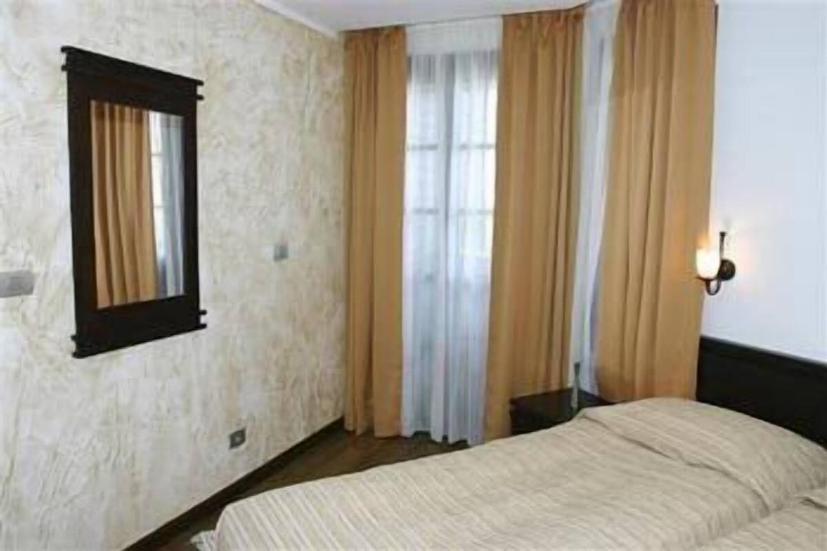 Minibar, coffres-forts dans les chambres, rideaux occultants
