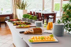 Free daily buffet breakfast