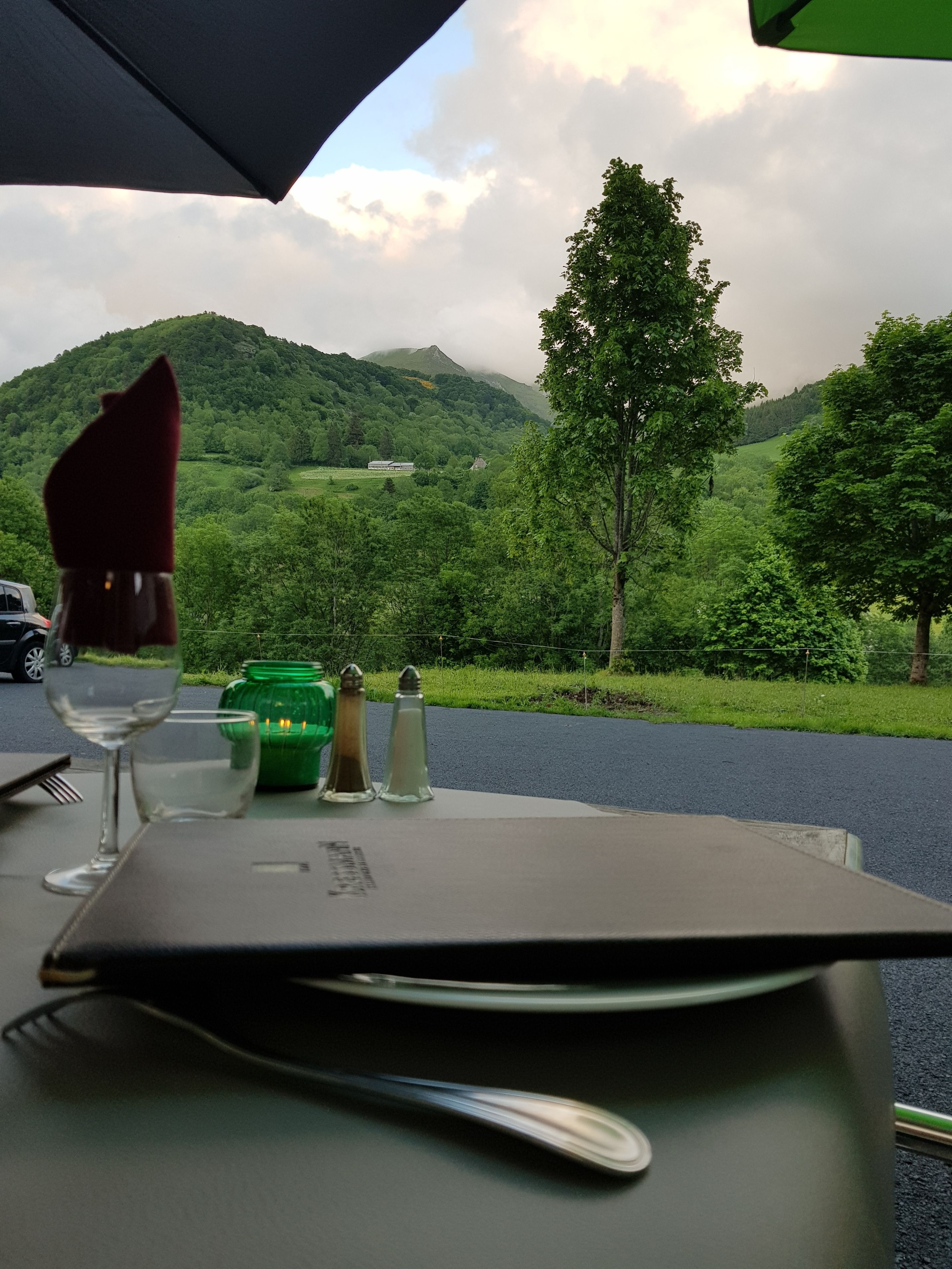 Breakfast and dinner served, French cuisine