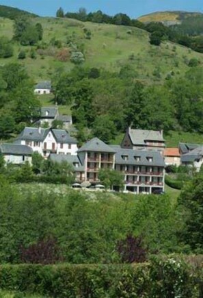 Una propiedad en una ladera con varias edificaciones, probablemente un complejo turístico o hotel, rodeada de exuberante vegetación.