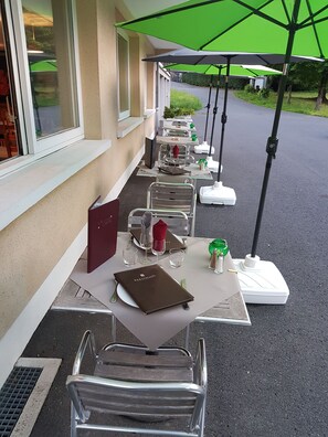 Petit déjeuner et dîner servis sur place, spécialités Cuisine française