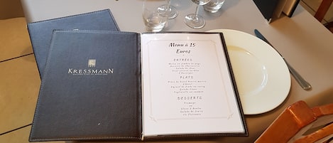 Se sirven desayunos, cenas y cocina francesa