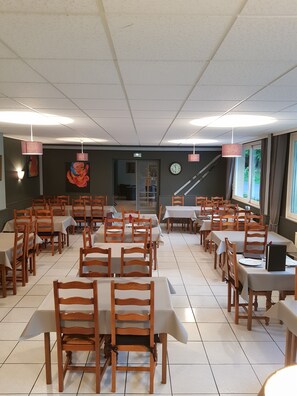 Petit déjeuner buffet (9.5 EUR par personne)