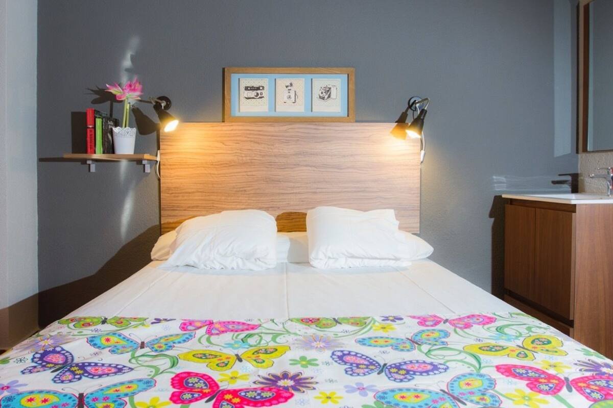 Blackout drapes, rollaway beds, free WiFi