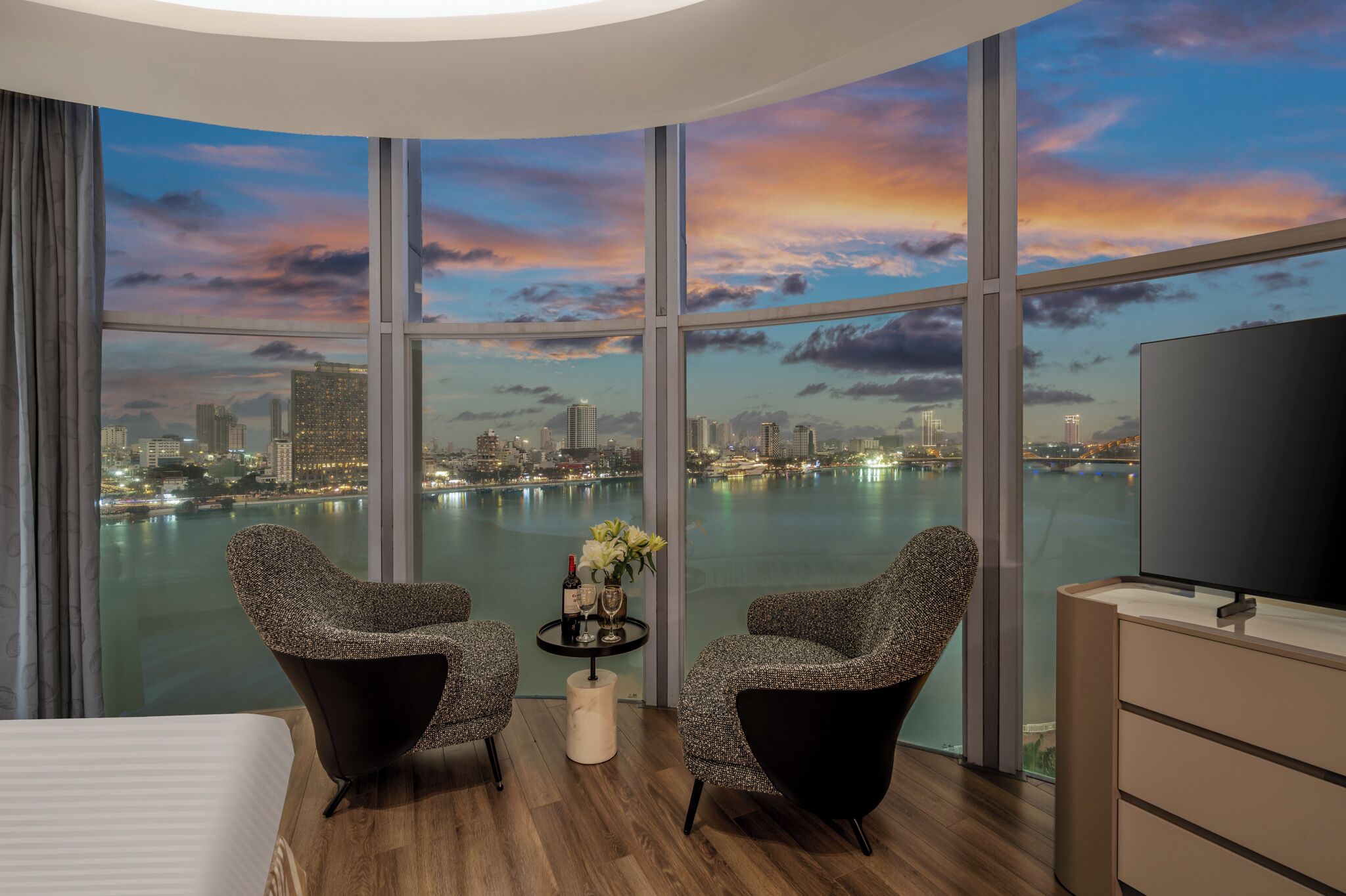 Premium bedding, down duvets, minibar, in-room safe