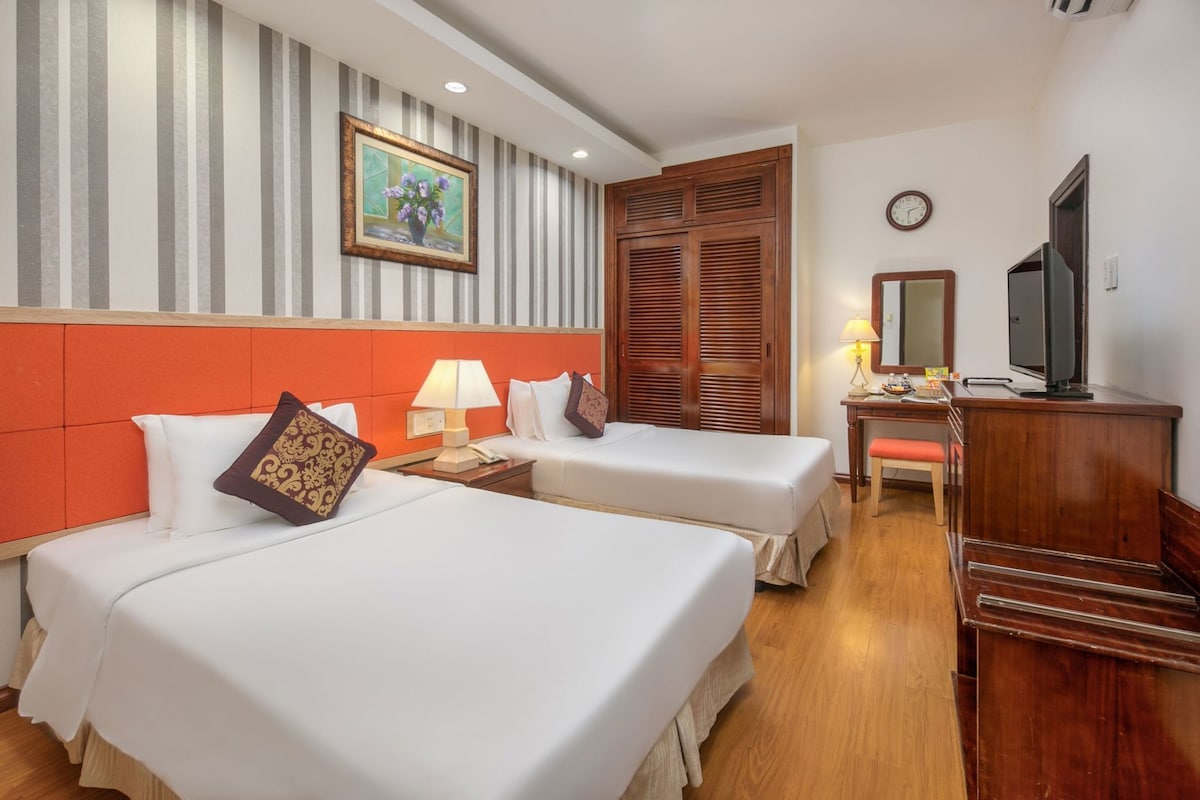 Premium bedding, down comforters, minibar, in-room safe