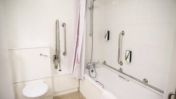 Quarto casal standard, banheira adaptada | Banheiro