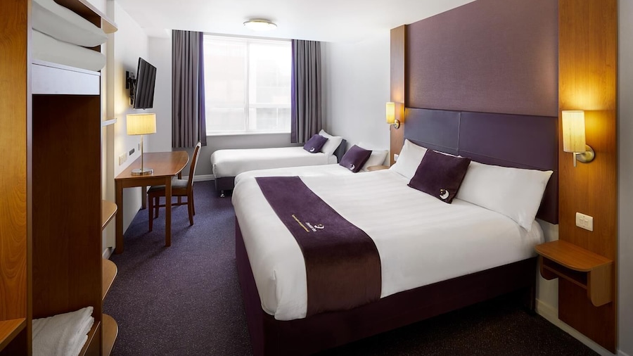 Premier Inn Manchester Airport - M56/J6 Runger Lane North