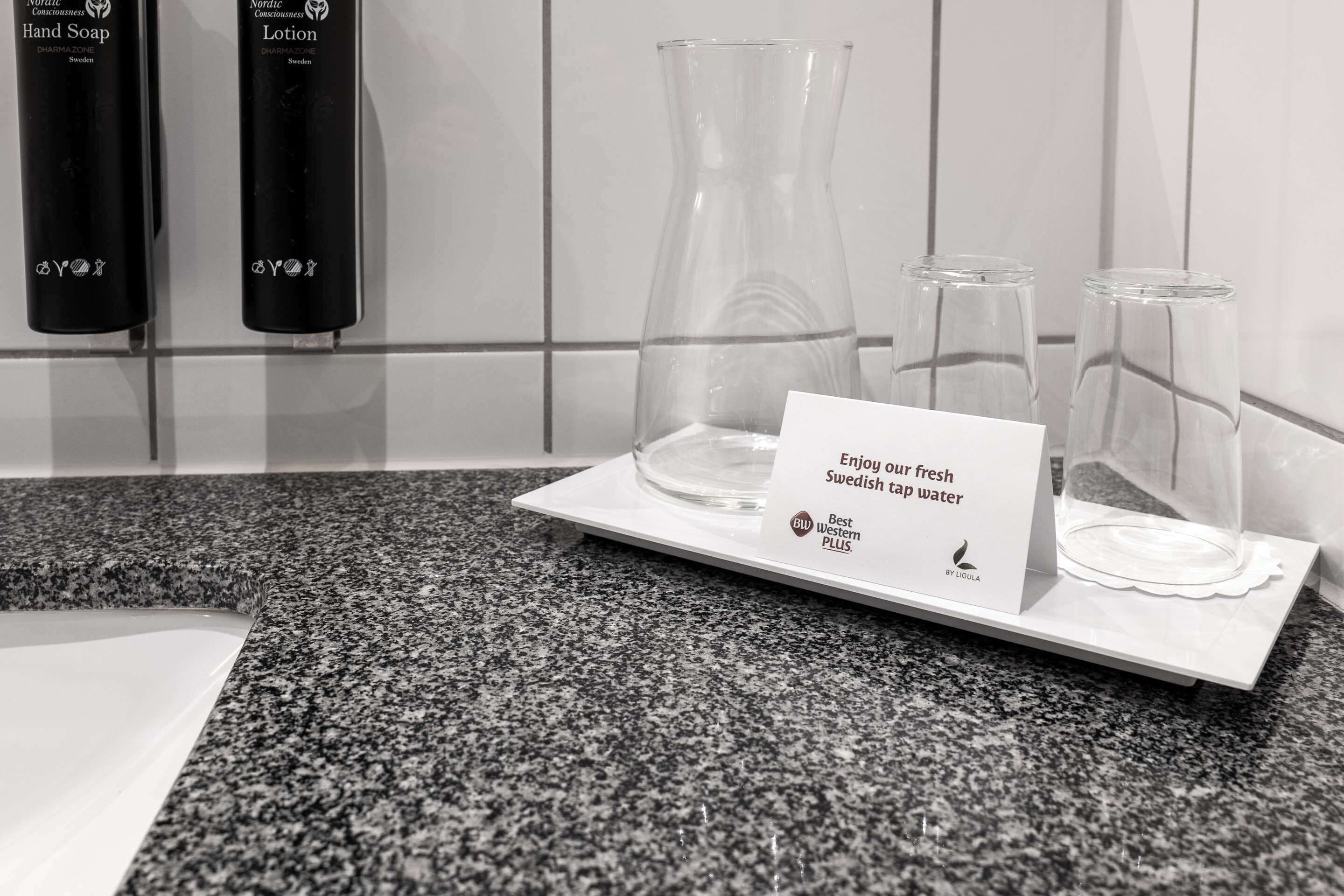 standard room, 1 queen bed, non smoking | bathroom | shower, eco-friendly toiletries, hair dryer, towels