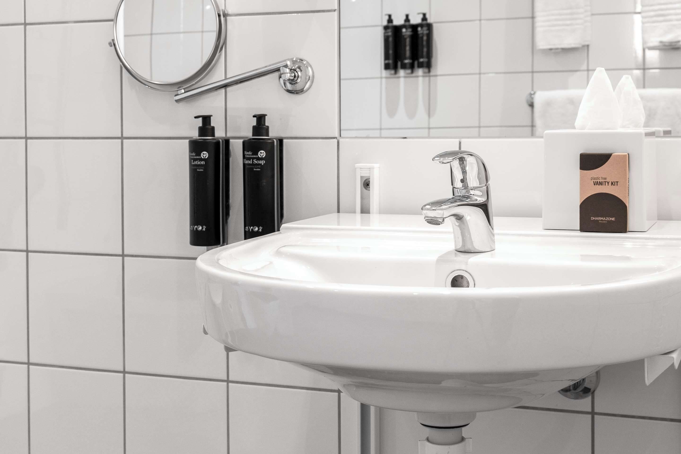 standard room, 1 queen bed, non smoking | accessible bathroom