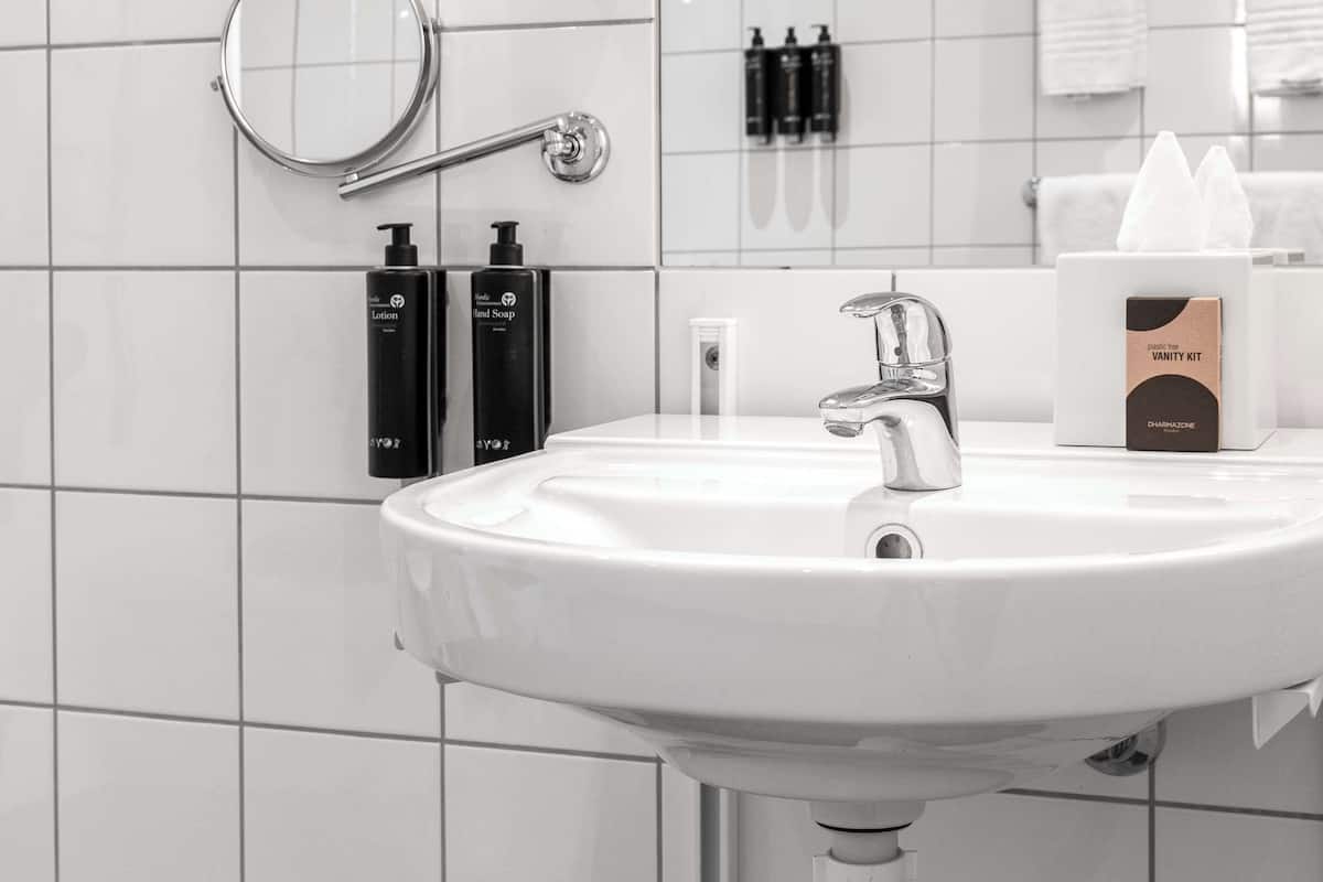 standard room, 1 queen bed, non smoking | accessible bathroom