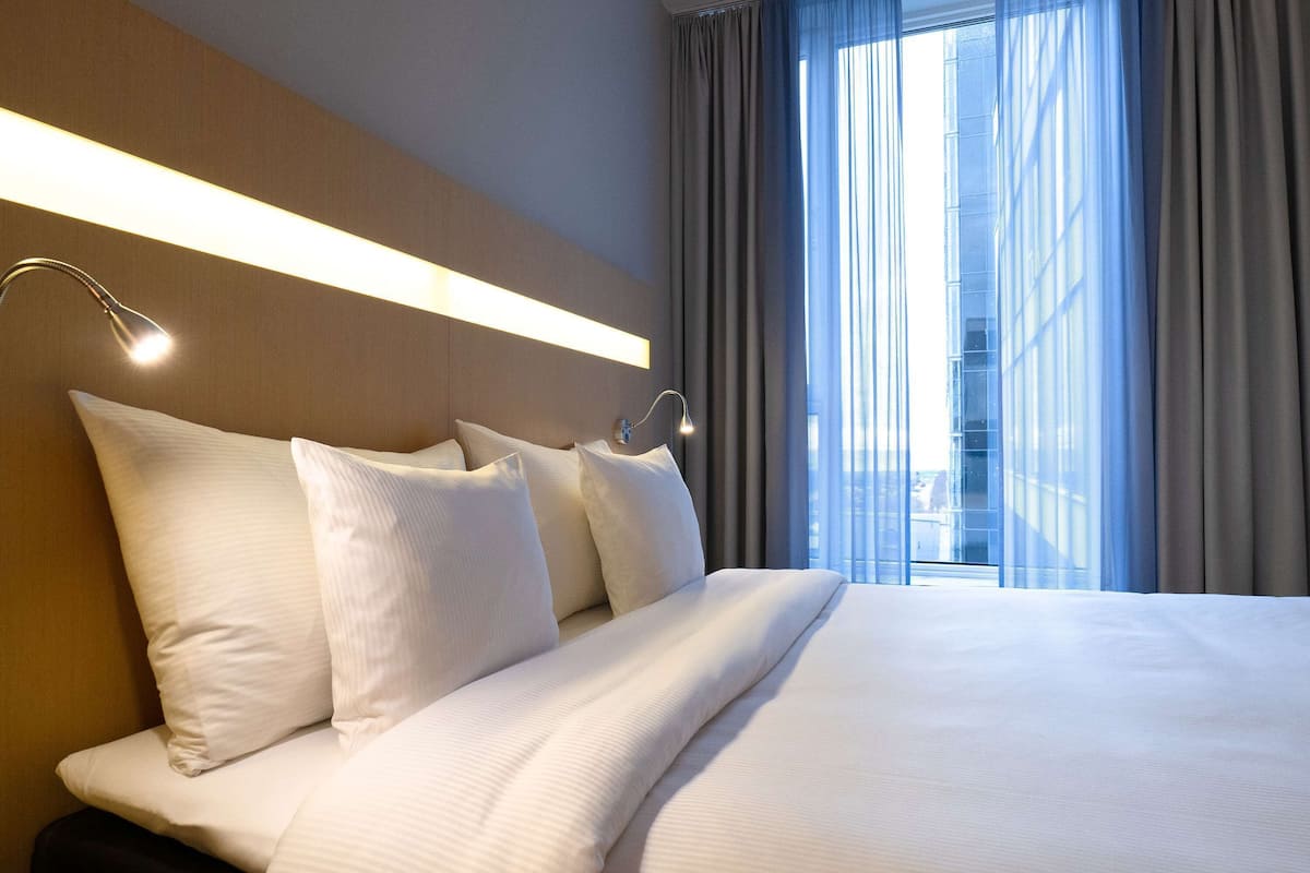 1 bedroom, premium bedding, in-room safe, desk