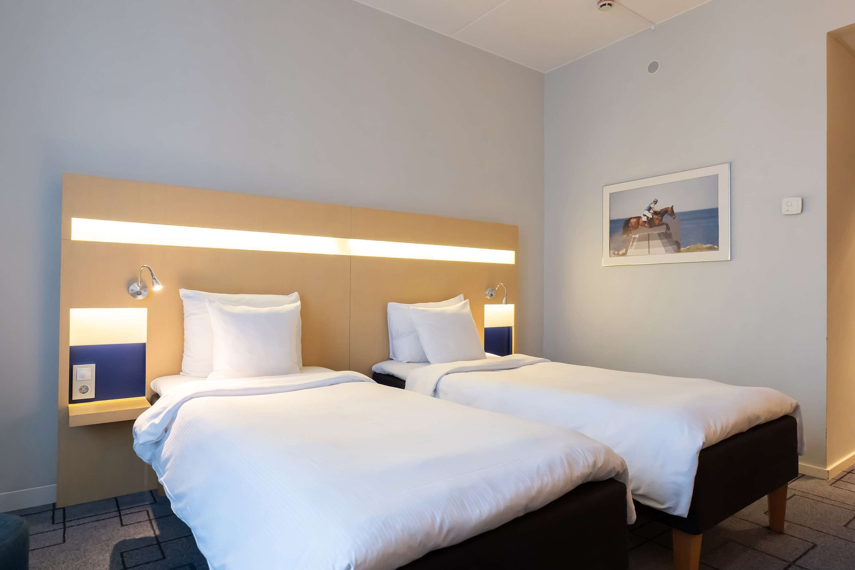 standard room, 2 single beds, non smoking | 1 bedroom, premium bedding, in-room safe, desk
