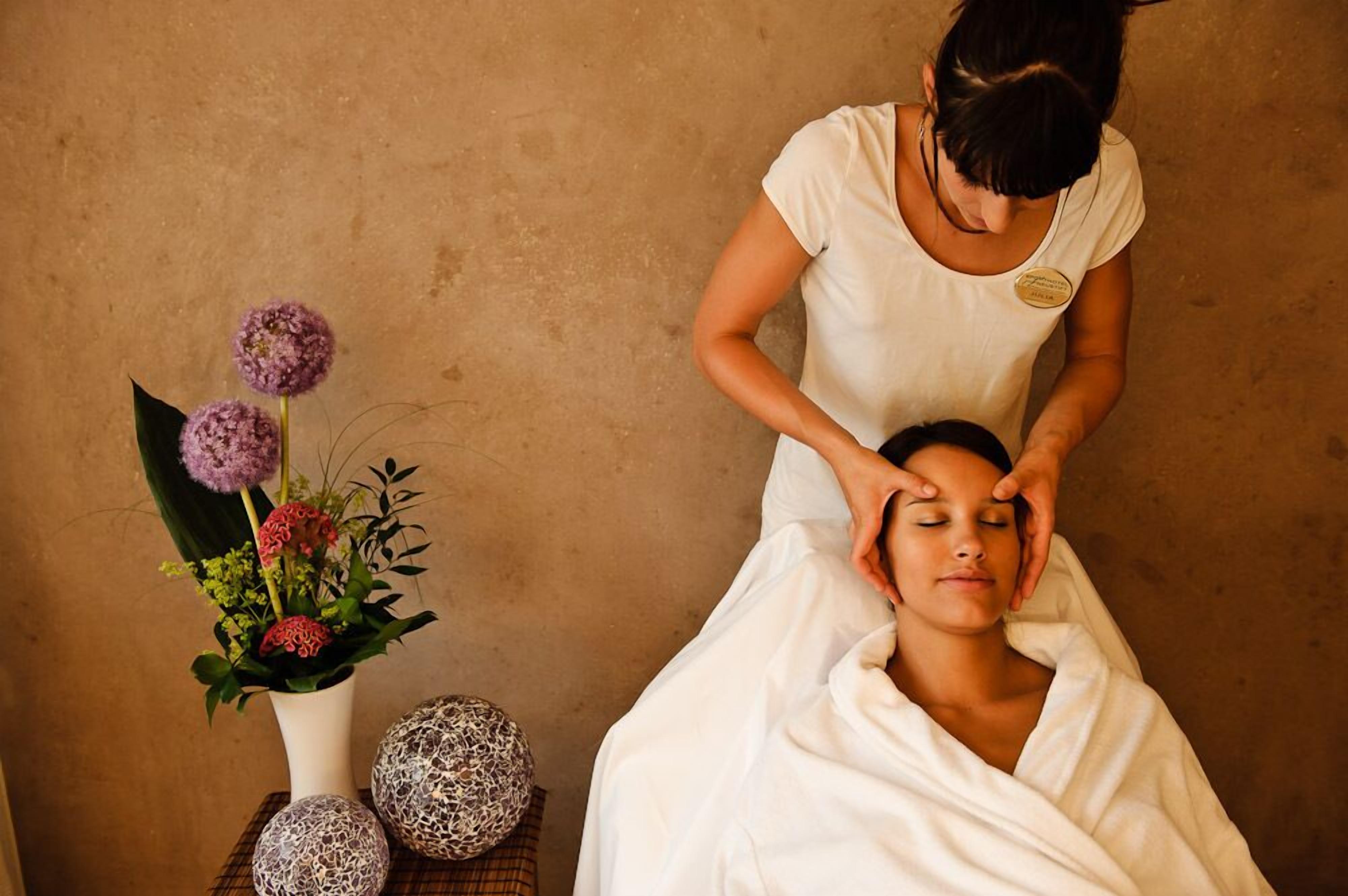 Sauna, hot tub, steam room, body treatments, aromatherapy