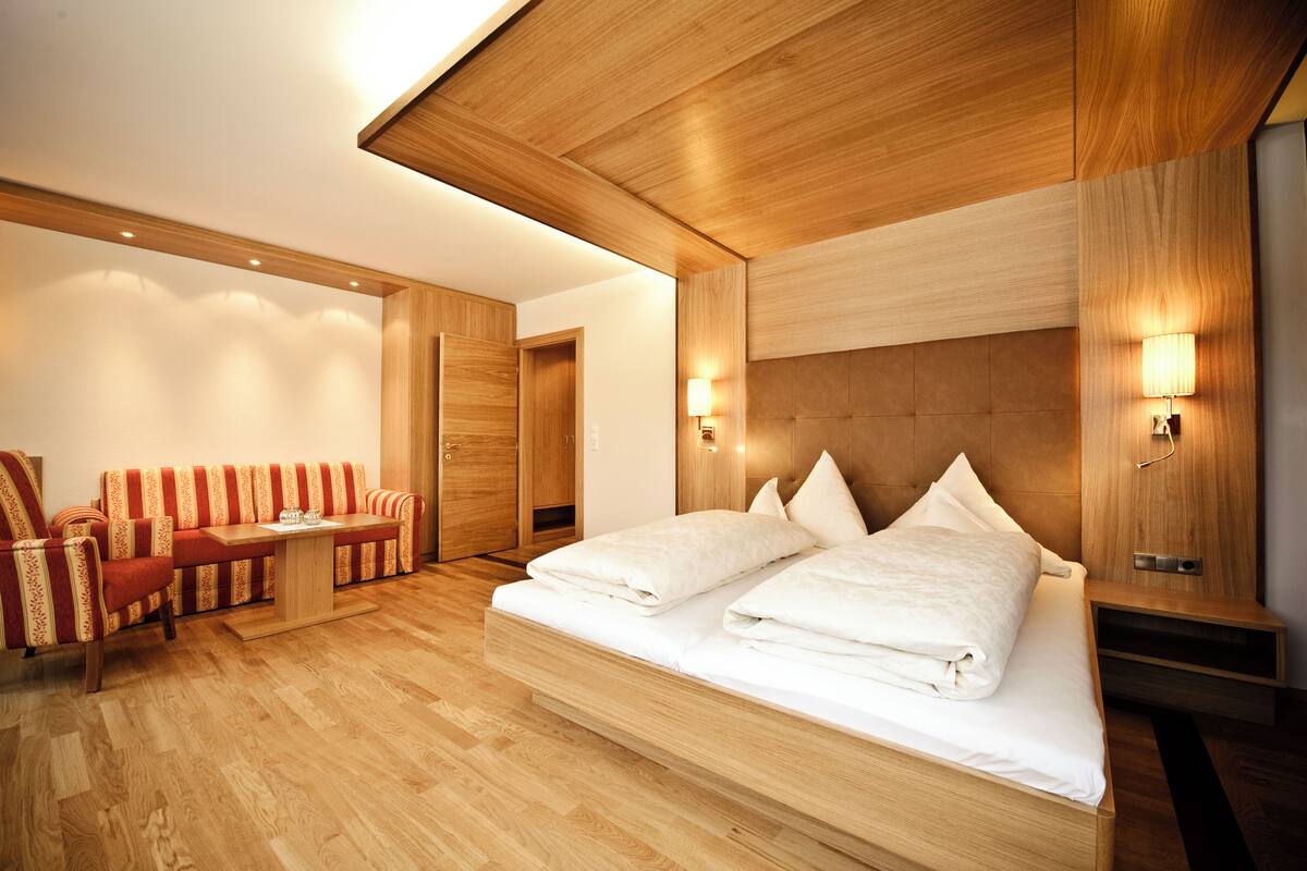 Suite Deluks, balkon | Seprai antialergi, minibar, brankas, dan Wi-Fi gratis