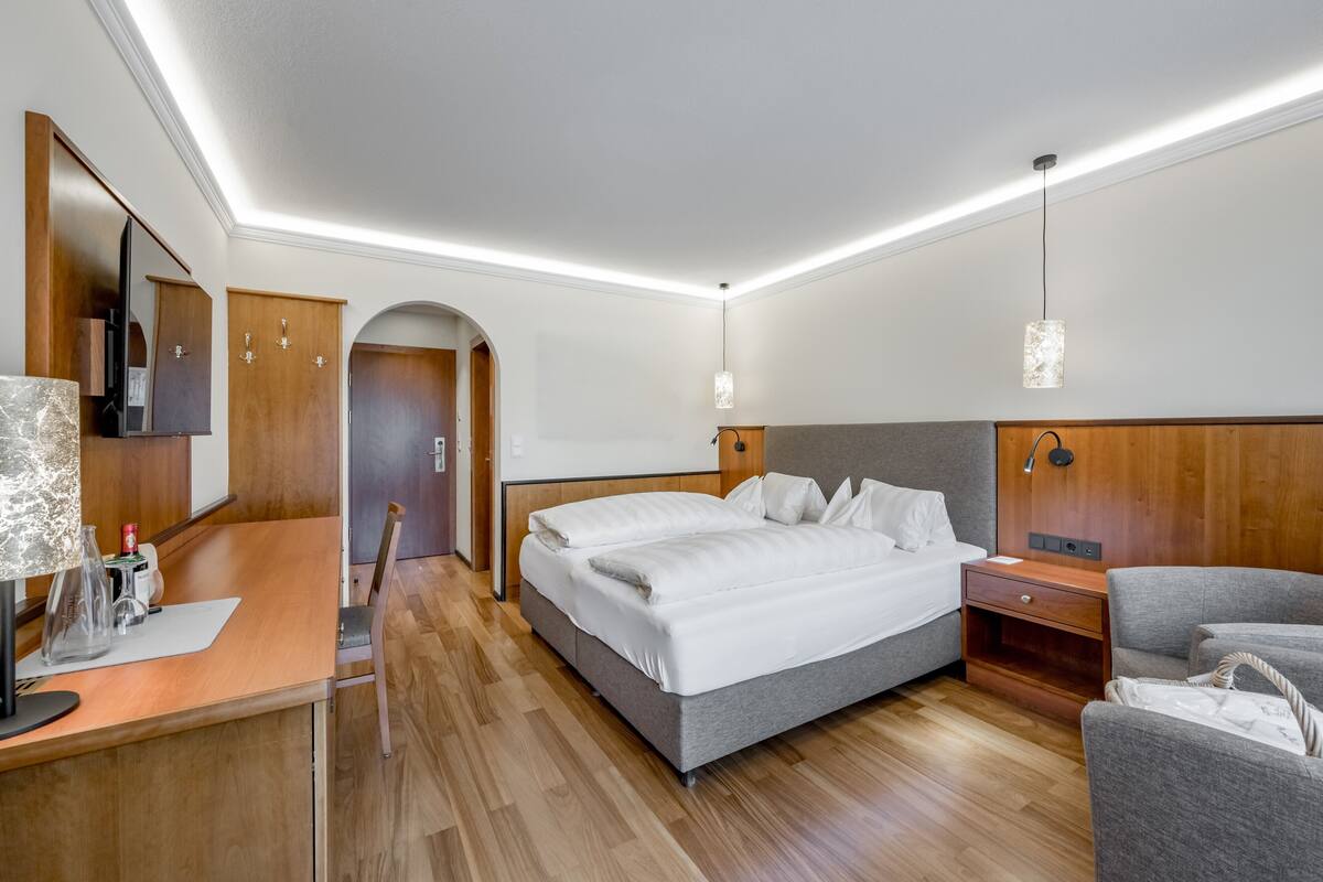 Kamar Double Klasik, balkon | Seprai antialergi, minibar, brankas, dan Wi-Fi gratis
