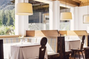 Se sirven desayunos, almuerzos y cenas; cocina local