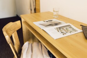 Single Room | Living area | 32-inch flat-screen TV with satellite channels, TV