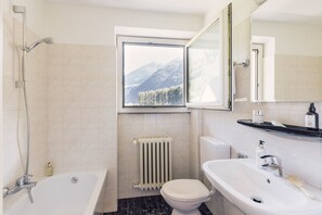 Habitación estándar, 1 cama doble | Baño | Ducha, artículos de higiene personal gratuitos y bidé