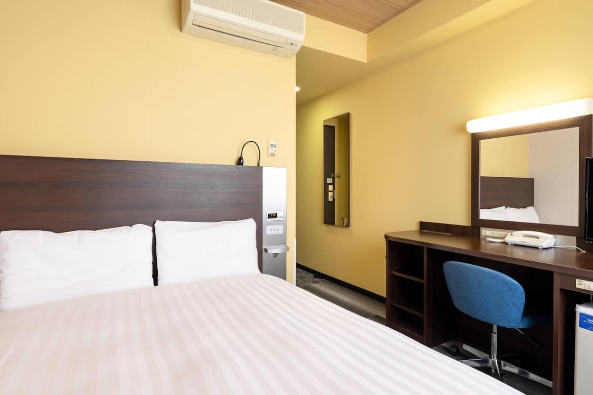 Habitación doble estándar, para no fumadores | Ropa de cama de alta calidad, escritorio y cortinas blackout