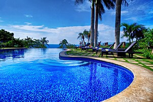 Kolam renang terbuka, kerusi lepak pantai, penyelamat di tapak hartanah 